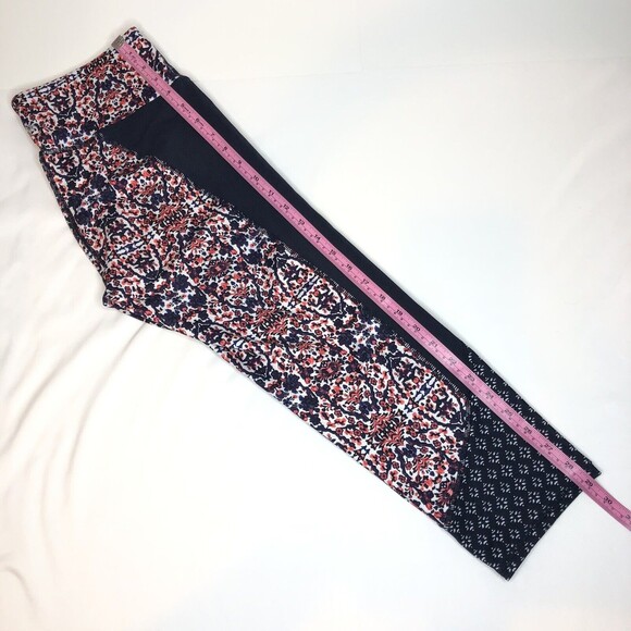 Athleta Salutation Sz M Leggings Paisley Floral Geo Navy Pattern Mid Rise Crop - Picture 6 of 8